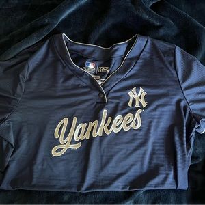 NY Yankees women’s shirt